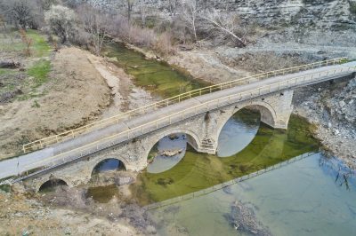 Φωτοδιαδρομή Μέρος Ά -Βλέποντας το Πέτρινο Γεφύρι Κάτω από τον Δρόμο όπου περνά η Πραμόρτσα ,ανάμεσα στην Λούβρη και το Κριμήνι Βοΐου 31/3 /2024