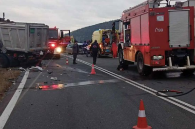 Ώρα 08:00 – Σοβαρό τροχαίο ατύχημα στον παλιό δρόμο Κοζάνης – Σιάτιστας – Μετωπική σύγκρουση ΙΧ με φορτηγό – Σοβαρά τραυματισμένη 35χρονη από τη Νεάπολη που επέστρεφε μετά από νυχτερινή βάρδια στο Μποδοσάκειο – Φωτογραφίες